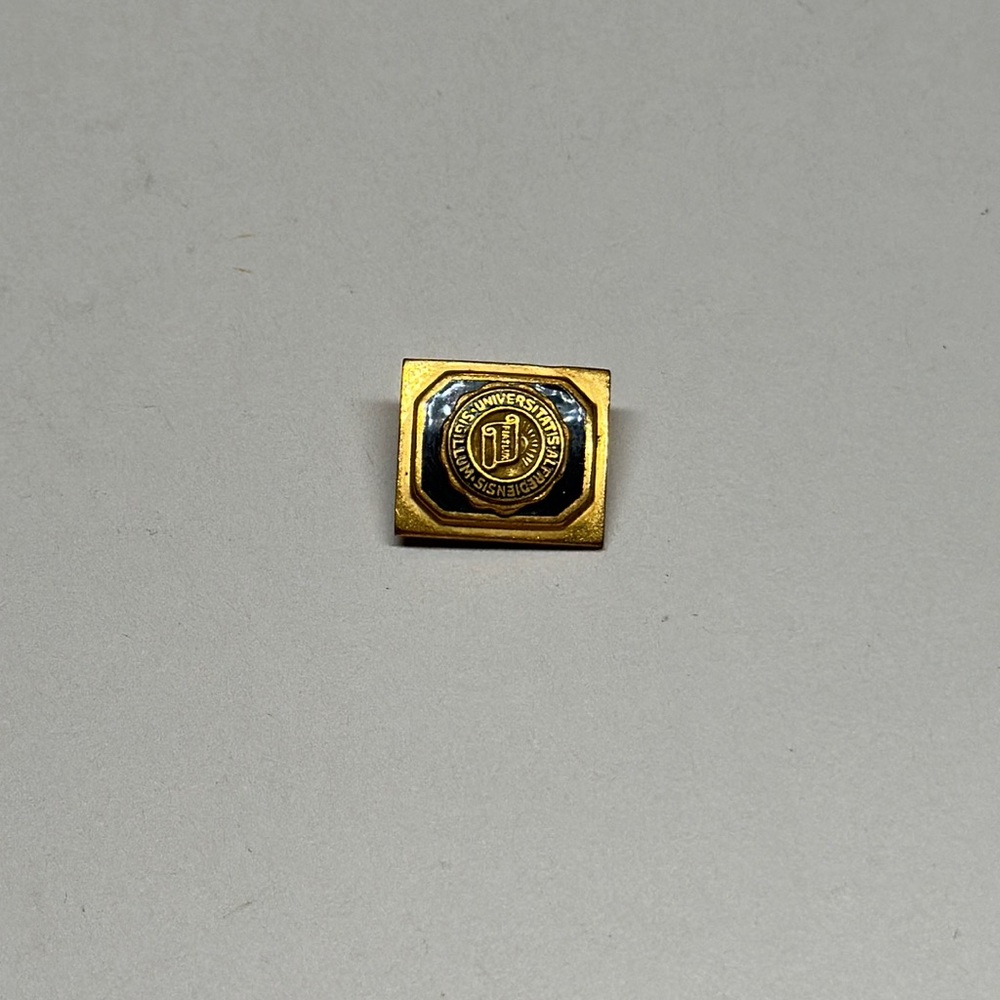 Old collegiate insignia pin alfrediensis universitatis sigillum